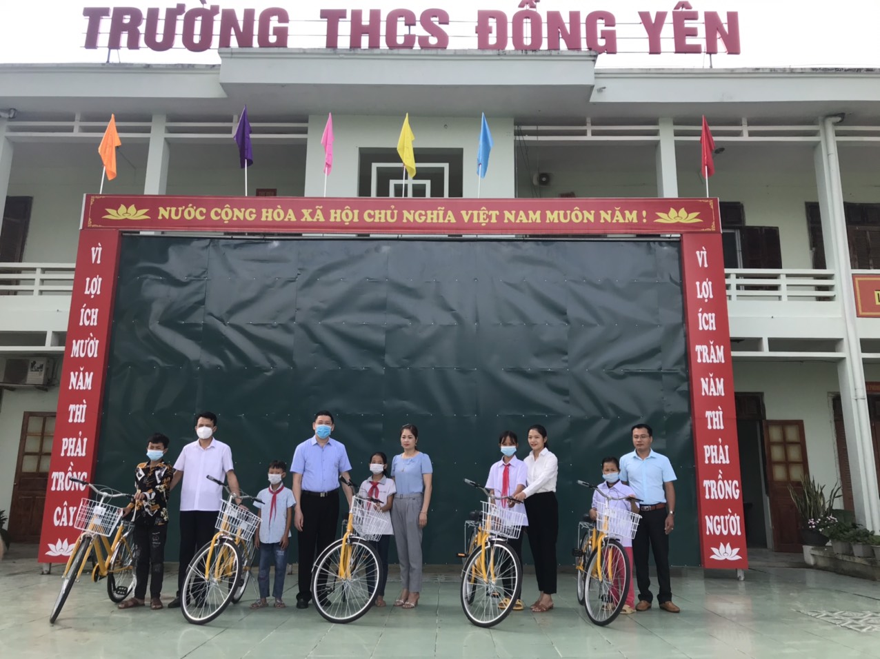 trao tặng xe đạp