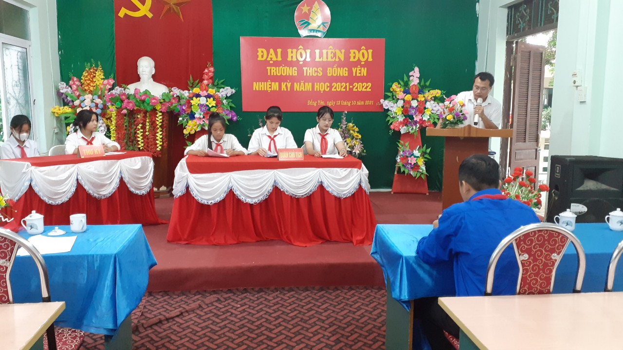 Đ/c Hoàng Ngọc Chung - Bí thư chi bộ- Hiệu trưởng nhà trường phát biểu tại đại hội