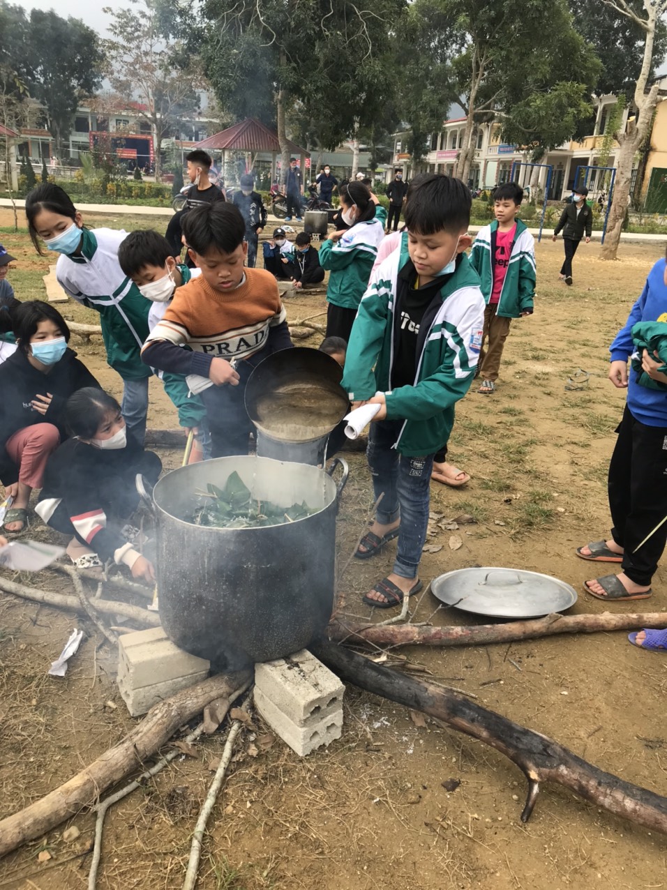 cac em hs chuan bi luoc banh