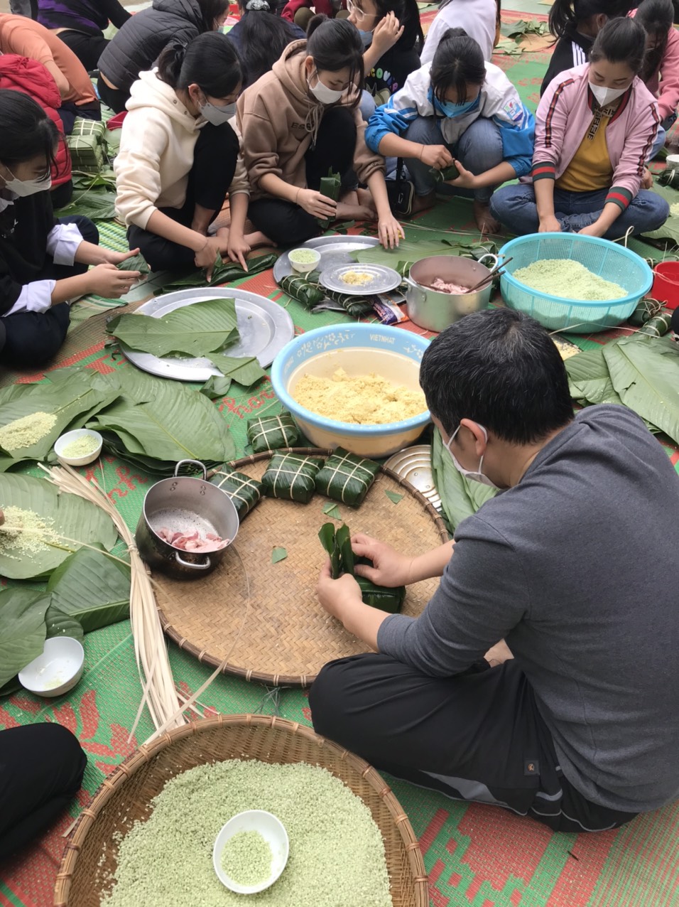 cac em hs trai nghiem goi banh