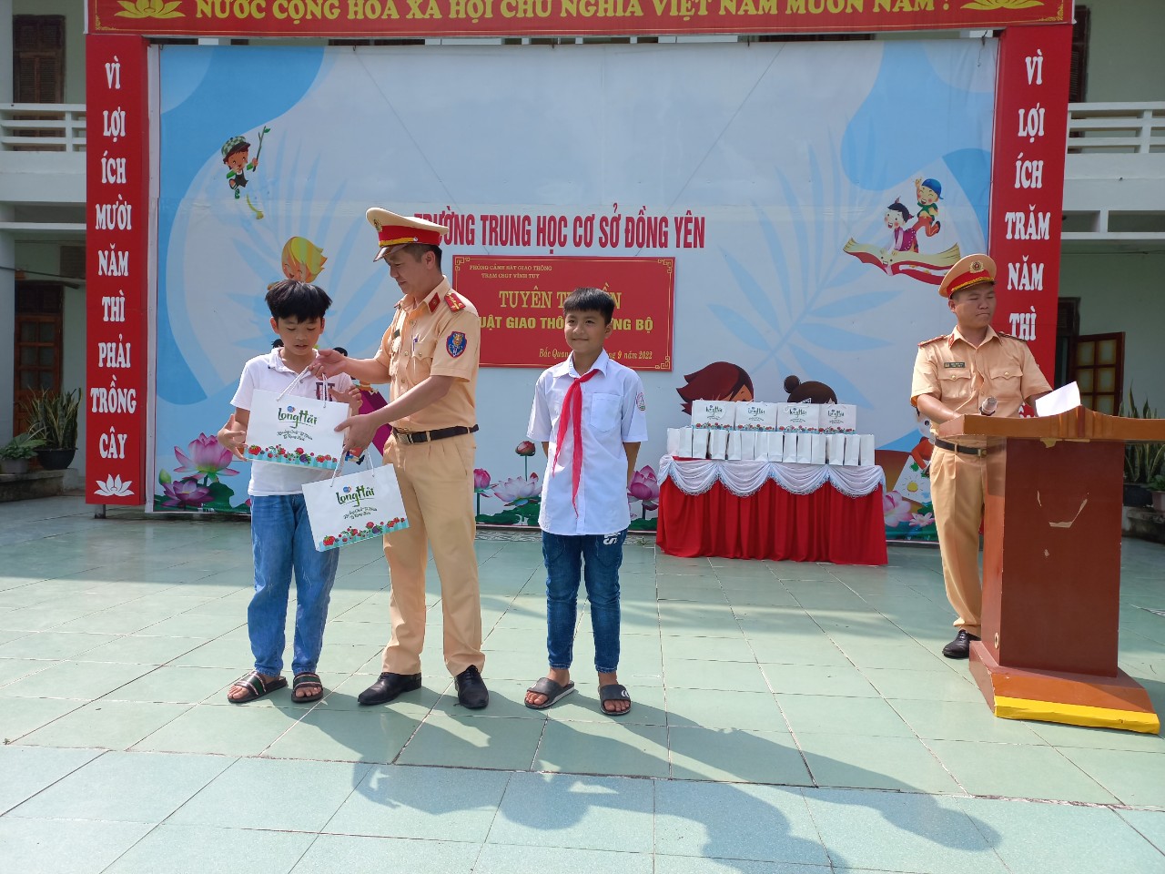 Tuyên truyền Luật giao thông tại trường THCS Đồng Yên