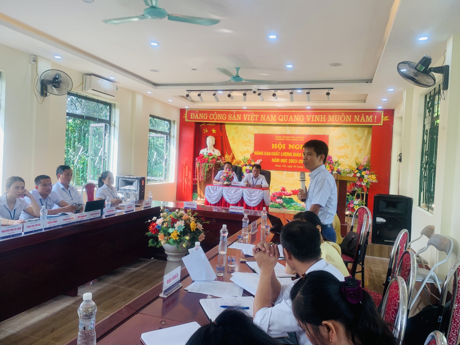 Đ/c Phạm Văn Hải, chuyên viên phòng GD&ĐT phát biểu tại hội nghị